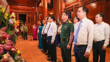 Ban Tổ chức Lễ hội Làng Sen 2022 dâng hoa, dâng hương báo công Chủ tịch Hồ Chí Minh