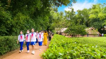 Tháng Năm về với quê Người