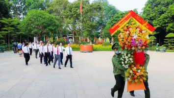 Ban Thường vụ Tỉnh ủy Nghệ An dâng hoa, dâng hương tưởng niệm Chủ tịch Hồ Chí Minh