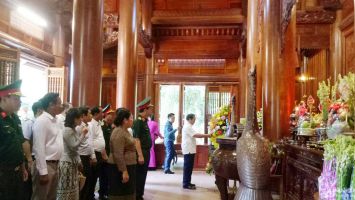 Phó Chủ tịch nước Cộng hòa dân chủ nhân dân Lào tưởng niệm Chủ tịch Hồ Chí Minh tại Khu Di tích Kim Liên