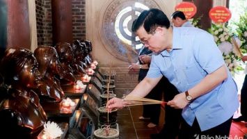 Chủ tịch Quốc hội Vương Đình Huệ tri ân các anh hùng liệt sĩ trên 'tọa độ lửa' Truông Bồn, Ngã ba Đồng Lộc