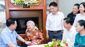 Chủ tịch Quốc hội thăm, tặng quà Anh hùng lực lượng vũ trang nhân dân, Mẹ Việt Nam anh hùng tại Nghệ An