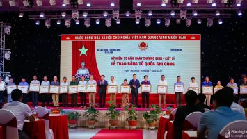 Trọng thể Lễ trao tặng Bằng Tổ quốc ghi công tới các gia đình liệt sĩ