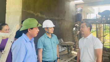 Đồng chí Nguyễn Như Khôi, Phó Chủ tịch HĐND tỉnh kiểm tra tiến độ xây dựng trường Tiểu học Tri Lễ 2 (Quế Phong)