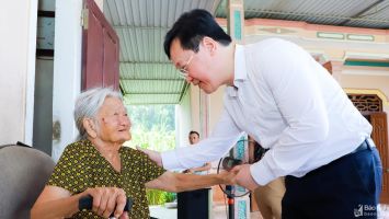 Chủ tịch UBND tỉnh Nguyễn Đức Trung thăm, tặng quà người có công tiêu biểu ở huyện Anh Sơn