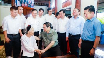 Thủ tướng dâng hương tại Nghĩa trang Liệt sĩ quốc tế Việt - Lào và thăm các gia đình liệt sĩ, cán bộ tiền khởi nghĩa tại Nghệ An