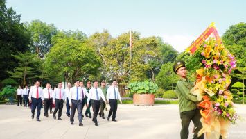 Lãnh đạo tỉnh Nghệ An dâng hoa tưởng niệm Chủ tịch Hồ Chí Minh và các Anh hùng liệt sĩ