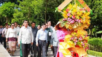Đoàn đại biểu Việt Nam - Lào dâng hương tưởng niệm Chủ tịch Hồ Chí Minh