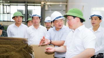 Chủ tịch UBND tỉnh Nguyễn Đức Trung kiểm tra các cơ sở sản xuất, kinh doanh tại huyện Anh Sơn