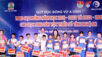 Nguyên Phó Chủ tịch nước trao học bổng Vừ A Dính cho học sinh ở Nghệ An