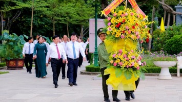 Lãnh đạo tỉnh Nghệ An dâng hoa, dâng hương tưởng niệm Chủ tịch Hồ Chí Minh