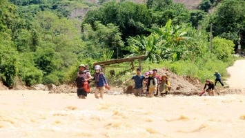 Giáo viên Kỳ Sơn dìu nhau vượt lũ đến trường