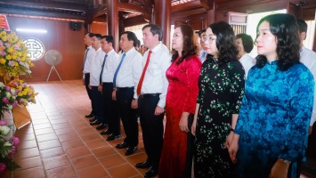 Đồng chí Nguyễn Xuân Thắng dâng hương tưởng niệm Tổng Bí thư Lê Hồng Phong