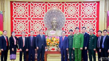 Lãnh đạo 2 tỉnh Hủa Phăn và Xiêng Khoảng (Lào) chúc Tết tỉnh Nghệ An