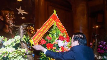 Nguyên Chủ tịch nước Trương Tấn Sang dâng hoa, dâng hương tưởng niệm Chủ tịch Hồ Chí Minh