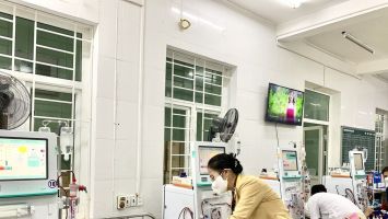 Đại biểu Quốc hội thăm hỏi, chia sẻ khó khăn với bệnh nhân nghèo ở Diễn Châu và Nghi Lộc