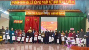 Đoàn đại biểu Quốc hội tỉnh Nghệ An tặng quà tết cho các hộ nghèo 5 huyện Kỳ Sơn, Tương Dương, Con Cuông, Anh Sơn và Đô Lương