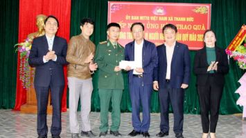 Phó Chủ tịch Thường trực HĐND Nguyễn Nam Đình trao quà Tết người nghèo ở Thanh Chương