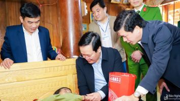 Chủ tịch UBND tỉnh Nguyễn Đức Trung tặng quà, chúc Tết tại huyện Con Cuông