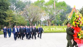 Chủ nhiệm Ủy ban Kiểm tra Trung ương Trần Cẩm Tú dâng hương tưởng niệm Chủ tịch Hồ Chí Minh