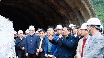 Thủ tướng Phạm Minh Chính kiểm tra, đôn đốc dự án cao tốc Bắc - Nam đoạn qua Nghệ An