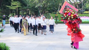 Đoàn công tác HĐND thành phố Viêng Chăn (Lào) dâng hoa, dâng hương tưởng niệm Chủ tịch Hồ Chí Minh
