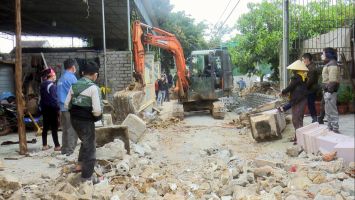 Đồng bào công giáo Diễn Châu sôi nổi hiến đất làm đường giao thông nông thôn mới