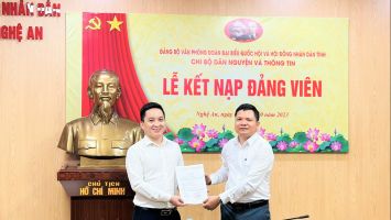 Chi bộ Dân nguyện và Thông tin tổ chức Lễ kết nạp đảng viên