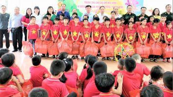 Trao quà cho học sinh vùng lũ xã Biên giới Nậm Giải, huyện Quế Phong