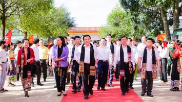 Ủy viên Bộ Chính trị Nguyễn Xuân Thắng chung vui Ngày hội Đại đoàn kết toàn dân tộc ở xã vùng cao biên giới tại Nghệ An