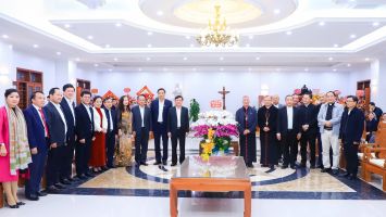 Lãnh đạo tỉnh Nghệ An thăm, chúc mừng Tòa Giám mục Giáo phận Vinh nhân Lễ Giáng sinh 2023