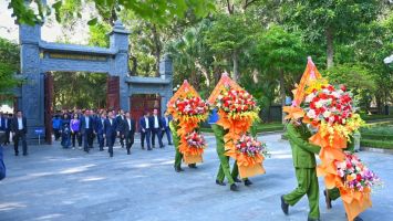 Đoàn đại biểu 3 tỉnh Nghệ An, Thanh Hóa, Hà Tĩnh dâng hương tại Khu Di tích Quốc gia đặc biệt Kim Liên