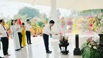 Đoàn công tác tỉnh Nghệ An dâng hương, tưởng niệm 94 năm ngày mất Cụ Phó bảng Nguyễn Sinh Sắc