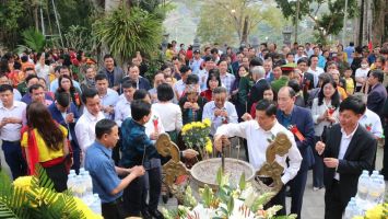 Hàng nghìn người dân, du khách thập phương về khai hội đền Vạn - Cửa Rào