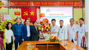 Phó Chủ tịch HĐND tỉnh Nguyễn Như Khôi chúc mừng các đơn vị y tế nhân ngày Thầy thuốc Việt Nam