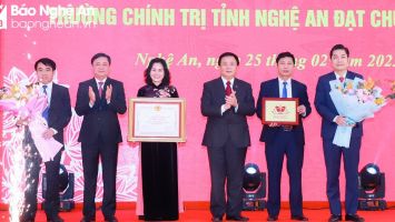 Trường Chính trị tỉnh Nghệ An đón Bằng công nhận đạt chuẩn mức 1