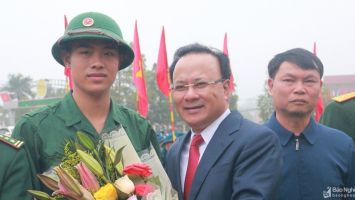 Phó chủ tịch Thường trực HĐND tỉnh Nguyễn Nam Đình dự Lễ giao, nhận quân ở huyện Thanh Chương