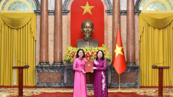 Quyền Chủ tịch nước Võ Thị Ánh Xuân trao quyết định bổ nhiệm 15 Đại sứ