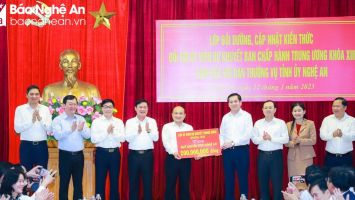 Lớp bồi dưỡng, cập nhật kiến thức đối với Ủy viên dự khuyết Ban Chấp hành Trung ương Đảng khóa XIII làm việc với Ban Thường vụ Tỉnh ủy Nghệ An