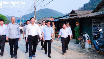 Trưởng ban Nội chính Trung ương Phan Đình Trạc thăm, làm việc tại huyện biên giới Kỳ Sơn