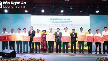 Đồng chí Phan Đình Trạc trao hỗ trợ xây dựng nhà cho người nghèo 11 địa phương miền núi của tỉnh Nghệ An