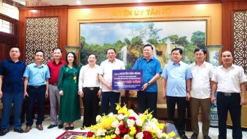 Bộ trưởng Bộ Văn hoá - Thể thao và Du lịch trao học bổng cho học sinh nghèo vượt khó huyện Tân Kỳ