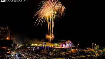 Ấn tượng màn bắn pháo hoa đêm khai trương mùa du lịch Cửa Lò