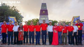 Đoàn công tác tỉnh Nghệ An thăm cán bộ, chiến sĩ Trường Sa và nhà giàn DK1