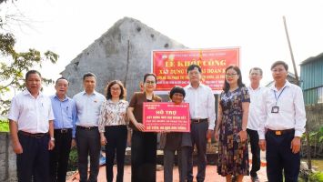 Đoàn Đại biểu Quốc hội tỉnh trao tiền ủng hộ xây dựng nhà đại đoàn kết tại Yên Thành