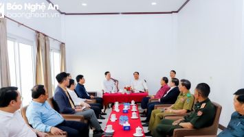 Lãnh đạo tỉnh Nghệ An chào xã giao lãnh đạo tỉnh Xiêng Khoảng và tham quan di tích Cánh đồng Chum