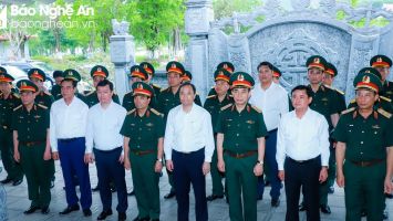 Bộ trưởng Bộ Quốc phòng Phan Văn Giang dâng hoa, dâng hương tại Khu Di tích lịch sử Quốc gia Truông Bồn, Nghệ An