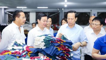 Bộ trưởng Bộ Lao động  - Thương binh và Xã hội kiểm tra hoạt động sản xuất, kinh doanh tại Nghệ An