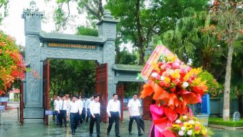 Trưởng ban Nội chính Trung ương Phan Đình Trạc dâng hương tưởng niệm Chủ tịch Hồ Chí Minh