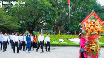 Phó Chủ tịch nước Võ Thị Ánh Xuân dâng hoa, dâng hương tưởng niệm Chủ tịch Hồ Chí Minh